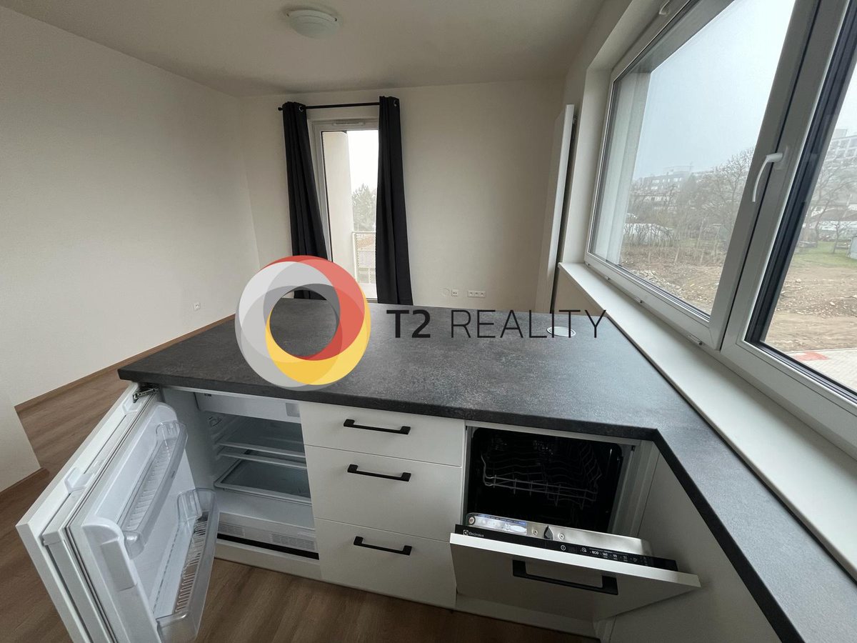 משטח המטבח מתחת לחלון, המקרר והמדיח המובנים פתוחים